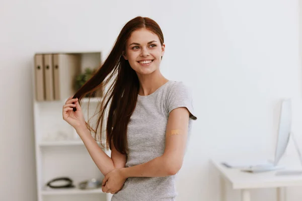 Lycklig kvinna på sjukhus covid vaccination pass patient — Stockfoto