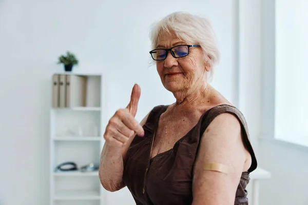Äldre kvinna hand injektion covid pass immunisering säkerhet — Stockfoto