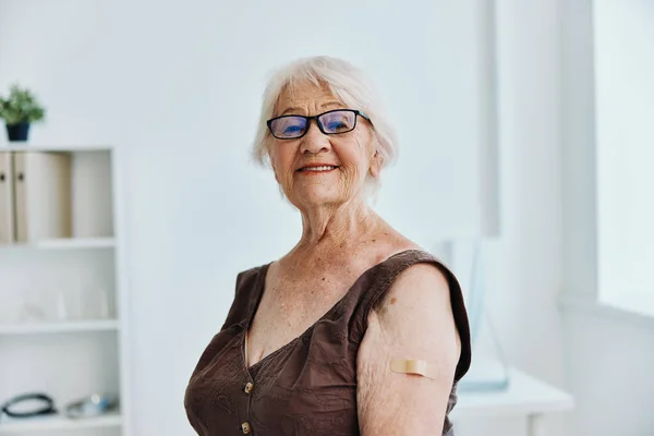Emotionale alte Frau im Krankenhaus covid Pass Immunisierung Sicherheit — Stockfoto