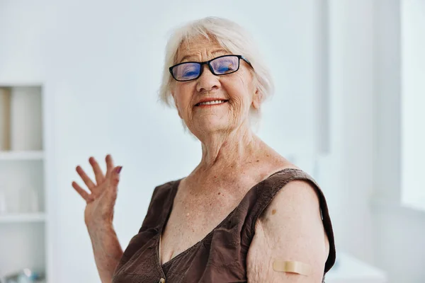 Stará žena ruční injekce covid-19 pas zdravotní péče — Stock fotografie