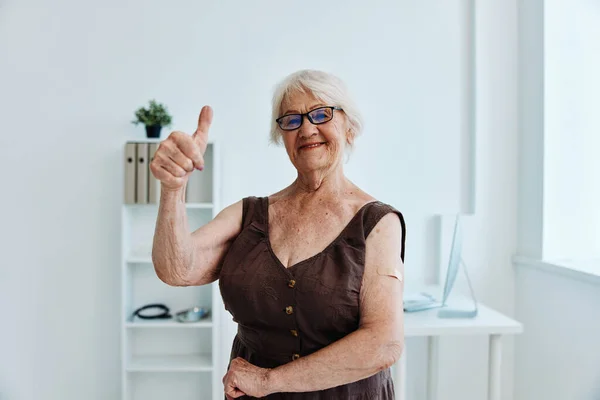 Ältere Frau Hand Injektion Impfstoff Pass covid-19 — Stockfoto