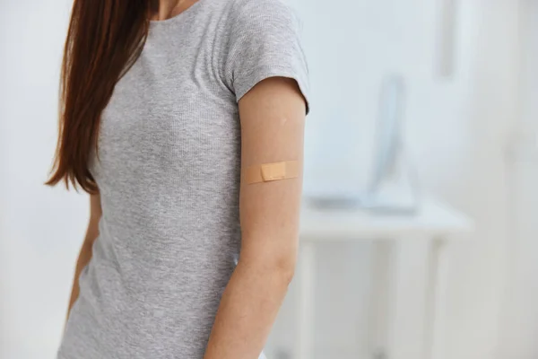 Kvinna sjukhus med självhäftande plåster på axeln immunitet läkemedel pass — Stockfoto