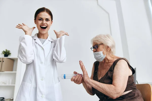 Emotionell äldre kvinna spruta injektion kul — Stockfoto