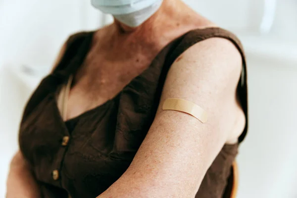 Patient i covid klinik pass immunisering säkerhet närbild — Stockfoto