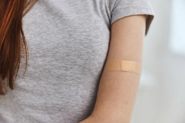 Žena s náplastí na ramenním očkovacím pase imunita zdraví — Stock fotografie