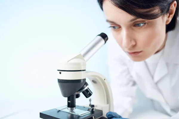 Assistente di laboratorio in un camice bianco ricerca tecnologia analisi diagnostica — Foto Stock