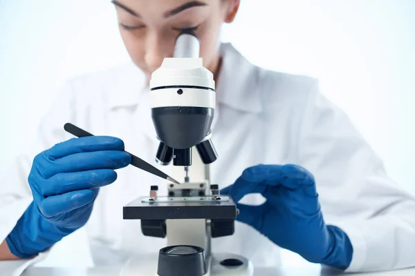 Mujer científica laboratorio microscopio investigación medicina — Foto de Stock
