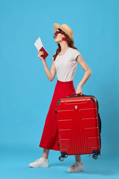 Femme touristique rouge valise vacances plaisir lunettes de soleil Voyage — Photo