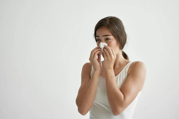 Frau mit Schnupfen wischt sich Nase mit Taschentuch kalt — Stockfoto