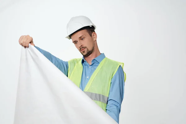 Muž v bílé helmě inženýr pracovní profese — Stock fotografie