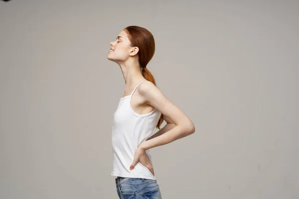 Mulher amassa ombros e dores nas articulações das costas — Fotografia de Stock