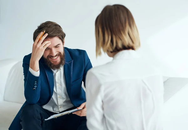Psicologo maschio comunica con uno stile di vita di consultazione paziente donna — Foto Stock