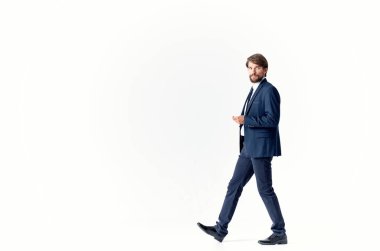 Ceketli ve kravatlı bir adam duygularını başarıyla bağlar.