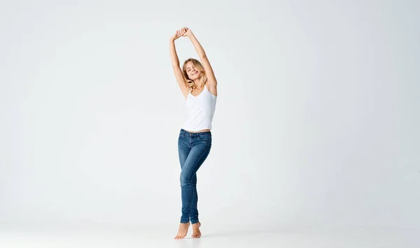 Bonita mujer en jeans descalzo movimiento posando emociones modelo —  Fotos de Stock