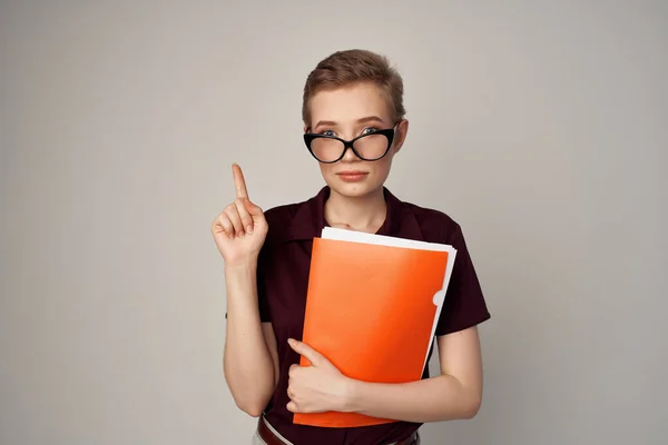 Estudante feminino com óculos moda fundo isolado — Fotografia de Stock