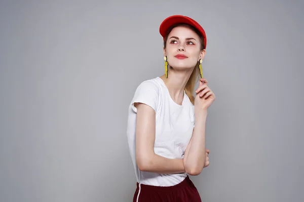 Мила дівчина модний одяг літній стиль жовті сережки макіяж — стокове фото