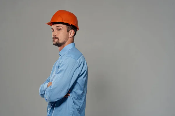 Homem engenheiro profissional trabalho luz fundo — Fotografia de Stock