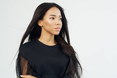 Güzel bir kadın Çinli görünüşü, uzun saçlar, parlak bir arka plan.