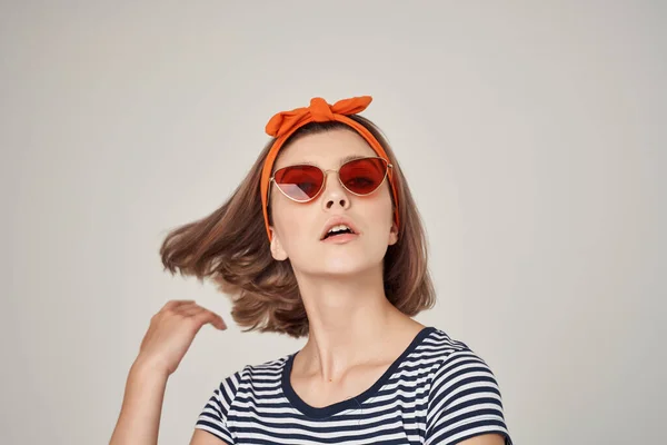 Emotivní žena nosí sluneční brýle v pruhovaném tričku pózování módy — Stock fotografie