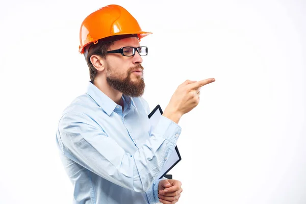 Здивований чоловік працює в будівельній галузі Студійний жест рук — стокове фото