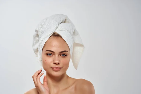 Kvinna med en handduk på mitt huvud ansiktsproblem hudproblem hygien — Stockfoto