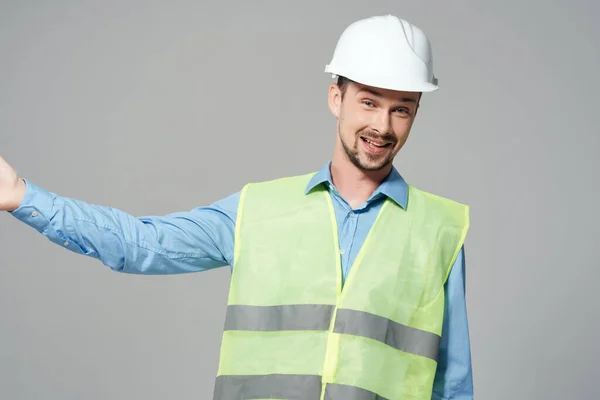 Mannelijke bouwers bescherming Werken beroep lichte achtergrond — Stockfoto