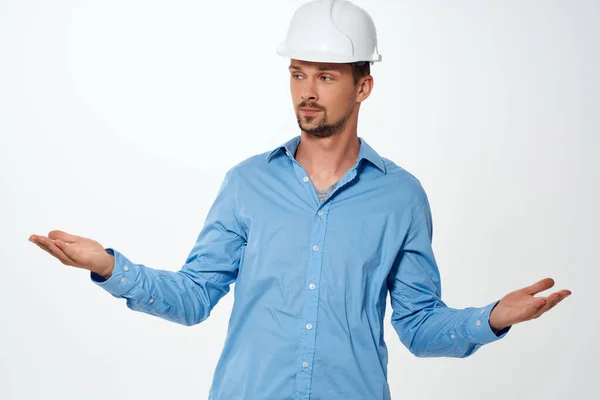Trabalhador engenheiro masculino construção capacete branco — Fotografia de Stock