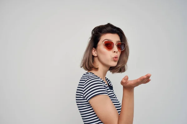 Mulher bonita na moda roupas óculos escuros luz fundo — Fotografia de Stock