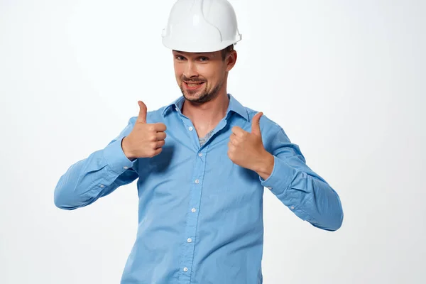 Trabalhador engenheiro masculino construção capacete branco — Fotografia de Stock