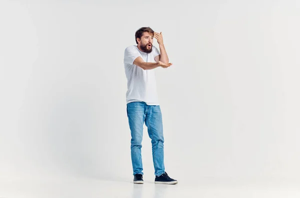 Hombre en blanco camiseta movimiento positivo luz fondo — Foto de Stock