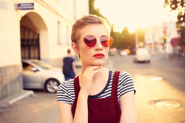 Ładna kobieta w okularach przeciwsłonecznych pozowanie na zewnątrz zbliżenie — Zdjęcie stockowe