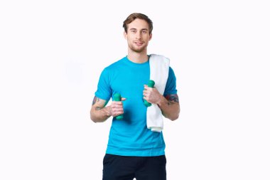 Elinde dambıl olan adam spor salonu hafif arka planda