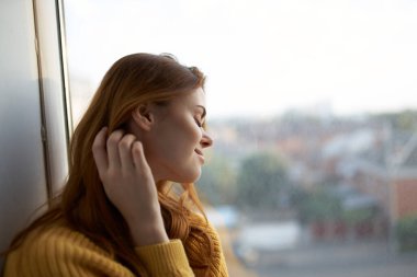 Sarı kazaklı kızıl saçlı kadın. Yaşam tarzı.