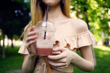 Parktaki şapkalı neşeli kadın dinleniyor. Yaşam tarzı.