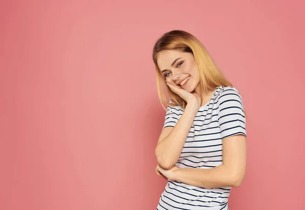 美しい女性に縞模様のTシャツ楽しい手ジェスチャー感情 — ストック写真