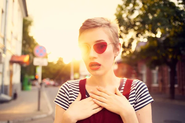 Vacker kvinna bär solglasögon utomhus livsstil mode poserar — Stockfoto