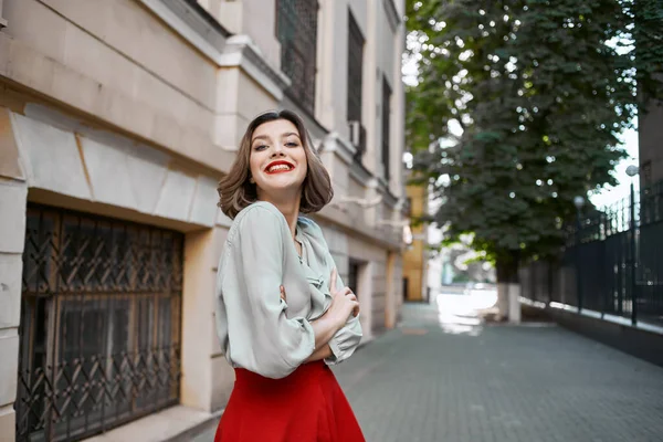 Caddedeki neşeli sarışın. Binanın yanında. Duygusallık var.