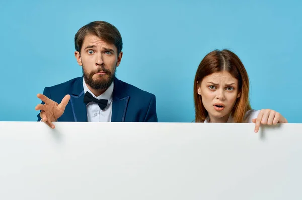 Homem de negócios e mulher com cartaz branco mockup publicidade assinar estúdio de cópia-espaço — Fotografia de Stock