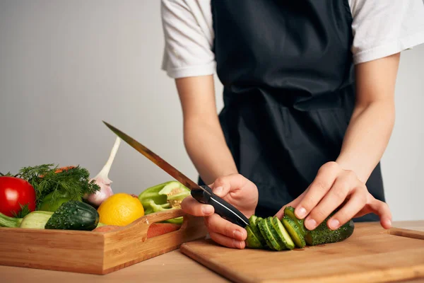 Ama de casa cortar verduras comer sano ensalada ingredientes —  Fotos de Stock