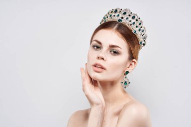 Lüks bir kadının portresi çıplak omuzlar kozmetik moda izole edilmiş arka plan