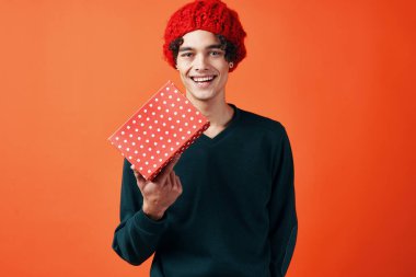 Noel Baba şapkalı adam yılbaşı hediyesi.