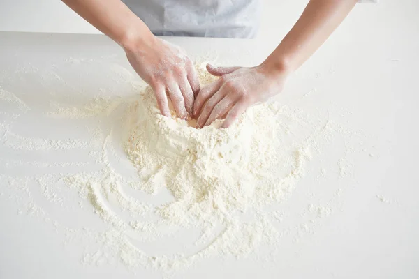 Chef trabajando con harina de masa haciendo servicio de cocina profesional — Foto de Stock