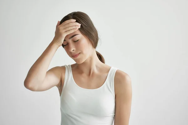 Vrouw in wit t-shirt houden haar hoofd migraine problemen negatief — Stockfoto