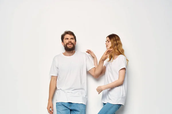 Allegro uomo e donna in bianco t-shirt studio divertente posa — Foto Stock