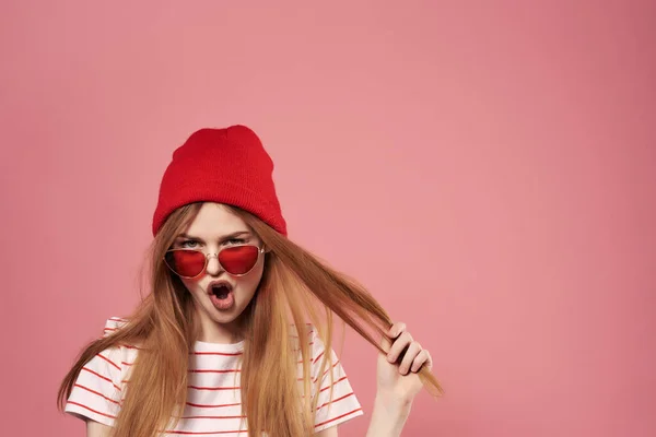 Bella giovane donna in abiti alla moda cappello rosso stile moderno — Foto Stock