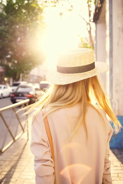 Hermosa mujer ciudad paseo divertido moda aire fresco modelo — Foto de Stock