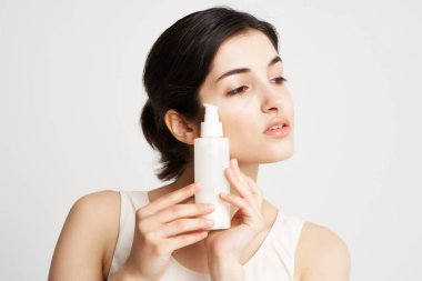 Beyaz tişörtlü kadın kremi temiz cilt hijyeni