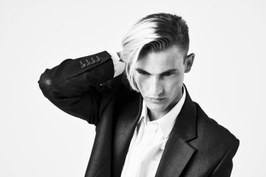 Kendine güveni olan modaya uygun saç stili olan bir adam.