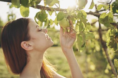Beyaz elbiseli kadın doğa elma ağacı.