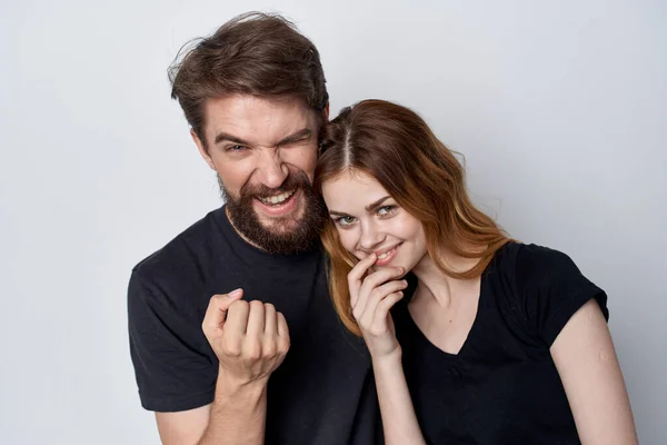 Familj i svart t-shirts tillsammans kul vänskap Studio livsstil — Stockfoto